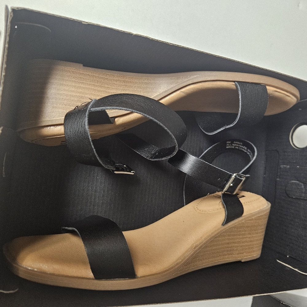 SM Size 8 Black Wedge Sandals‎